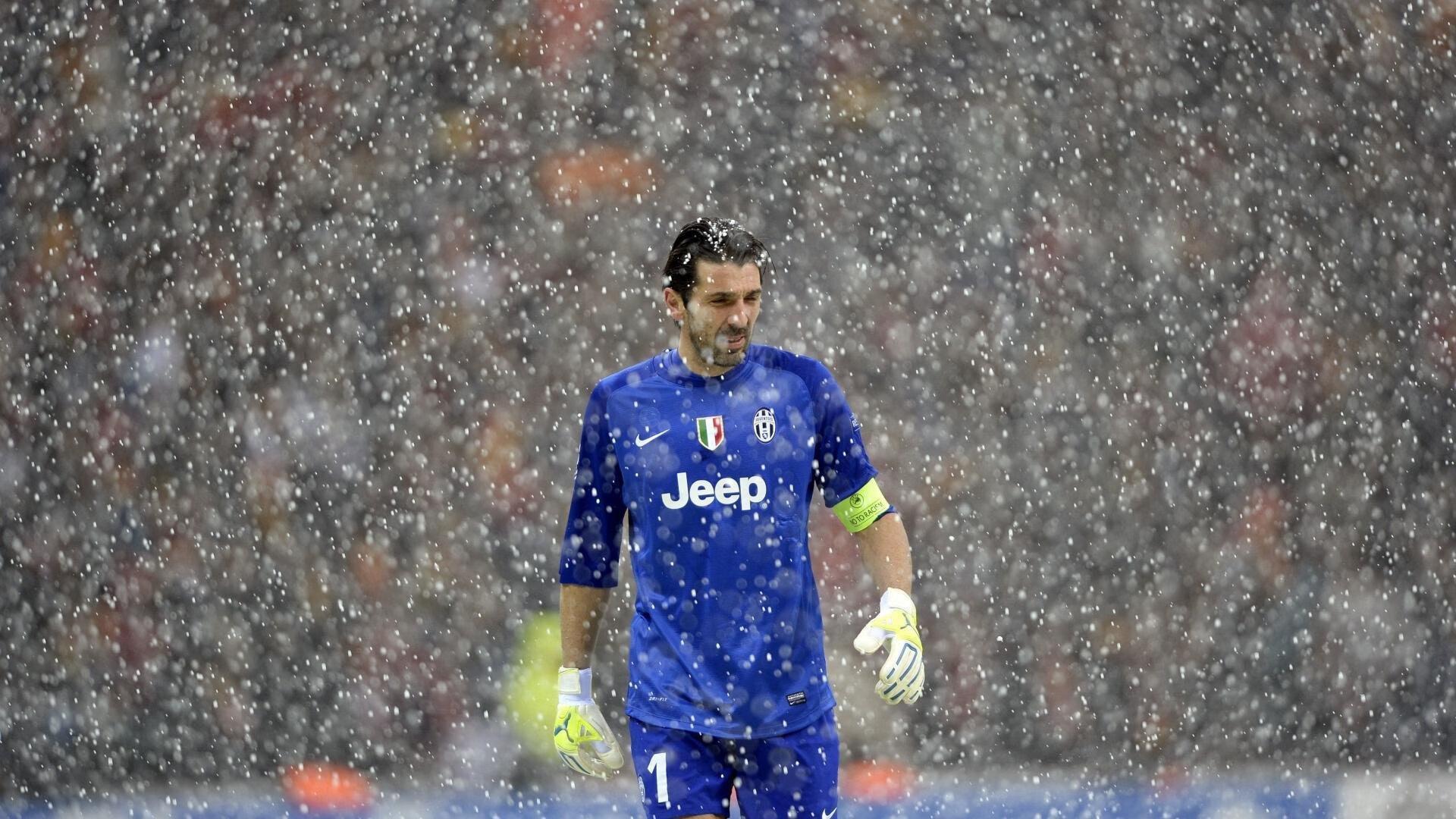 能攻又能防!内史密斯攻防一体闪耀赛场,场均14.4分6.6板1.2帽+44.8%三分命中率成球队砥柱